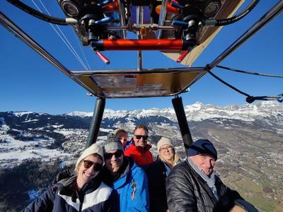 Passagers dans le ballon Alpes Montgolfière face au massif des Aravis